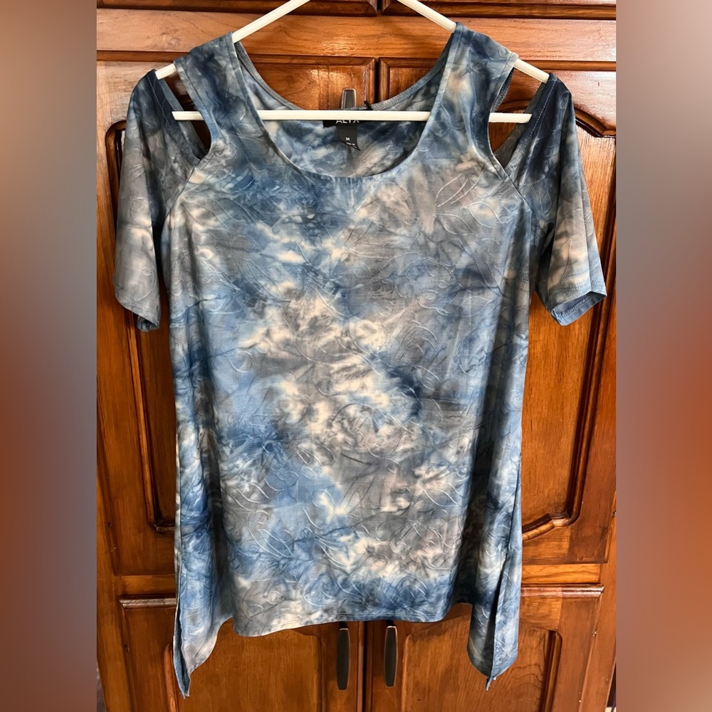 ALYX Women's Cold Shoulder Blue & Gray Tie Dye Blouse! Size Medium.